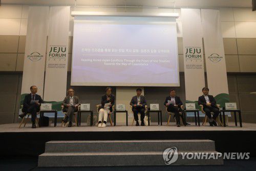 제주포럼 '한일 역사 갈등' 세션(서귀포=연합뉴스) 박지호 기자 = 제17회 평화와 번영을 위한 제주포럼 사흘째인 16일 오전 서귀포시 제주국제컨벤션센터에서 '조약의 프리즘을 통해 읽는 한일 역사 갈등' 세션이 열리고 있다. 2022.9.16 jihopark@yna.co.kr