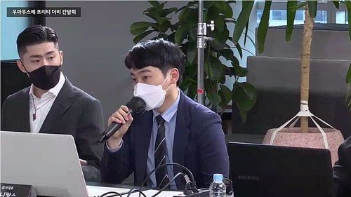 간담회서 질문하는 우마무스메 이용자 대표[카카오게임즈 유튜브 채널 캡처]