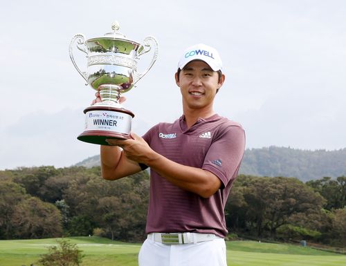 우승 트로피 든 최진호[KPGA 제공. 재판매 및 DB 금지]