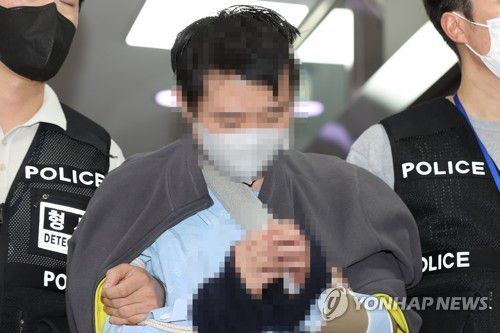 호송차량으로 이동하는 신당역 역무원 살해범 전 모 씨[연합뉴스 자료사진]