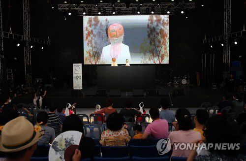 인형극 '서산 박첨지놀이' 보며 웃는 관객들[촬영 나보배]