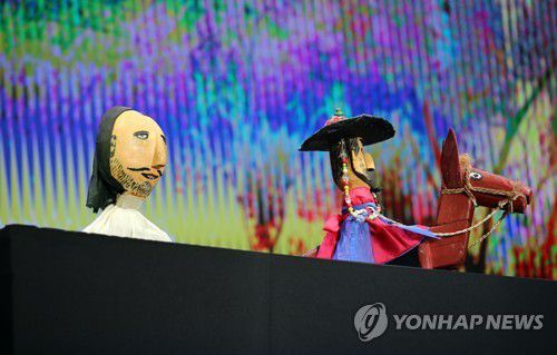 인형극 '서산 박첨지놀이'(전주=연합뉴스) 나보배 기자 = 2022전주세계소리축제가 열리고 있는 18일 오후 전북 전주시 덕진구 금암동 한국소리문화의전당 야외공연장에서 '서산 박첨지놀이' 공연이 펼쳐지고 있다. 2022.9.18 warm@yna.co.kr