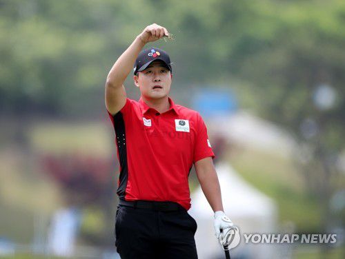 바람 방향 살피는 김민규[KPGA 제공. 재판매 및 DB 금지]