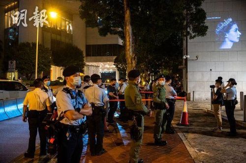 [홍콩 명보 캡처. 재판매 및 DB 금지]  지난 19일 저녁 홍콩 주재 영국 총영사관 앞에서 엘리자베스 2세 영국 여왕을 추모하는 시민들과 현장에 배치된 경찰들.