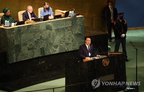 유엔총회 기조연설하는 윤석열 대통령(뉴욕=연합뉴스) 서명곤 기자 = 윤석열 대통령이 20일(현지시간) 미국 뉴욕 유엔 총회장에서 기조연설을 하고 있다. 2022.9.21 seephoto@yna.co.kr