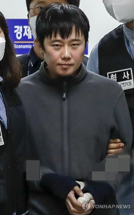 스토킹 살인 피의자 전주환(서울=연합뉴스) 한상균 기자 = 21일 신당역 살해 피의자 전주환이 남대문경찰서에서 검찰로 이송되고 있다. 경찰은 신당역 여자 화장실에서 스토킹하던 20대 여성 역무원을 살해한 혐의로 구속한 전주환을 검찰로 송치했다. 2022.9.21 [공동취재] xyz@yna.co.kr