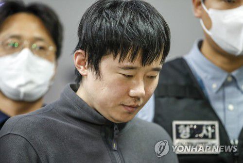 스토킹 살인 피의자 전주환(서울=연합뉴스) 한상균 기자 = 21일 신당역 살해 피의자 전주환이 남대문경찰서에서 검찰로 이송되고 있다. 경찰은 신당역 여자 화장실에서 스토킹하던 20대 여성 역무원을 살해한 혐의로 구속한 전주환을 검찰로 송치했다. 2022.9.21 [공동취재] xyz@yna.co.kr