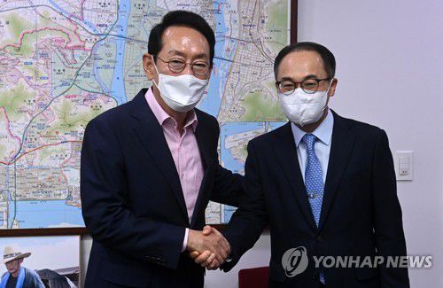 이원석 검찰총장, 김도읍 법사위원장 예방(서울=연합뉴스) 백승렬 기자 = 김도읍 국회 법사위원장이 21일 서울 여의도 국회 의원회관 의원실을 방문한 이원석 검찰총장과 악수하고 있다. 2022.9.21 [국회사진기자단] srbaek@yna.co.kr