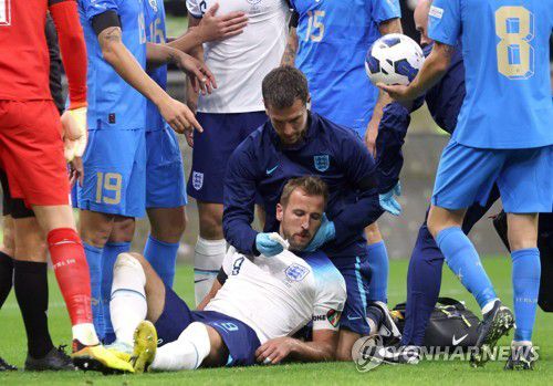 부상 치료받는 해리 케인[EPA=연합뉴스]