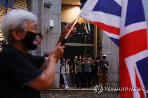 (로이터=연합뉴스) 지난 19일 홍콩 주재 영국 총영사관 앞에 모여든 엘리자베스 2세 영국 여왕 추모객들. 2022.9.24.