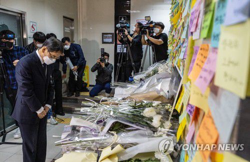 신당역 사건 현장 조문하는 서울교통공사 사장(서울=연합뉴스) 황광모 기자 = 김상범 서울교통공사 사장이 24일 오전 스토킹 살인사건 현장인 서울 중구 신당역 여성 화장실을 찾아 입구에 마련된 추모 공간에서 조문하고 있다. 2022.9.24 hkmpooh@yna.co.kr