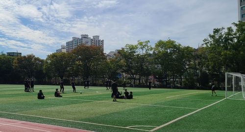 축구하는 학생들(서울=연합뉴스) 홍규빈 기자 = 실외 마스크 착용 의무가 전면 해제된 26일 서울 동대문구 대광중학교에서 학생들이 마스크를 벗고 축구를 하고 있다. 2022.9.26 rbqls1202@yna.co.kr