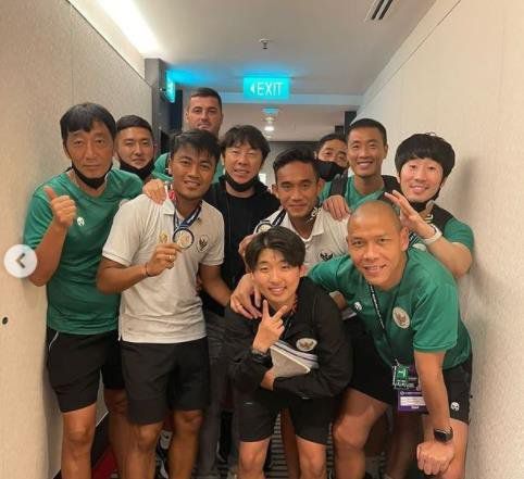 매달 목에 건 선수들과 신태용 감독, 코치진(자카르타=연합뉴스) 인도네시아 축구 대표팀을 이끌고 '2020 아세안축구연맹(AFF) 챔피언십'(스즈키컵) 준우승의 성적을 낸 신태용(52) 감독은 "선수들이 끝까지 잘 싸워줬고, 많이 발전했다"고 자평했다.     신 감독은 지난 1월 3일 연합뉴스 특파원과 전화 인터뷰에서 이번 스즈키컵 결과에 대해 "아쉬운 점도 있지만, 선수들 모두 축하받을 만하다"고 말했다. 2022.1.3 [신태용 감독 인스타그램 @shintaeyong7777, 재판매 및 DB금지] photo@yna.co.kr