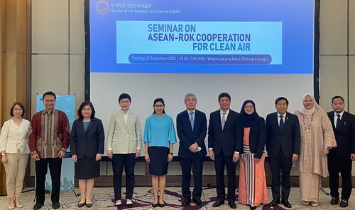 한·아세안 대기환경 보존협력 세미나(자카르타=연합뉴스) 27일(현지시간) 인도네시아 자카르타 웨스틴 자카르타 호텔에서 열린 '한·아세안 대기환경 보존협력 세미나'에서 권희석 주 아세안 한국대사(가운데)와 참석자들이 기념 촬영을 하고 있다.  [주 아세한 대한민국 대표부 제공. 재판매 및 DB 금지]
