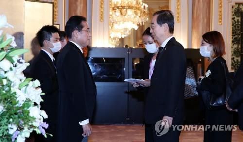 기시다 총리 주최 리셉션 참석하는 한덕수 총리 (도쿄=연합뉴스) 김승두 기자 = 고(故) 아베 신조(安倍晋三) 전 일본 총리의 조문사절단 단장인 한덕수 국무총리가 27일 일본 도쿄 아카사카 영빈관에서 기시다 총리 주최 리셉션에 참석하며 대화를 나누고 있다. 2022.9.27    kimsdoo@yna.co.kr