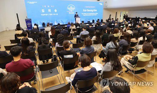 서울스마트시티 리더스포럼 개막(서울=연합뉴스) 이재희 기자 = 27일 오전 서울 중구 동대문디자인플라자에서 열린 '2022 서울스마트시티 리더스포럼' 개막식에서 김의승 서울시 행정1부시장이 인사말을 하고 있다. 2022.9.27 scape@yna.co.kr