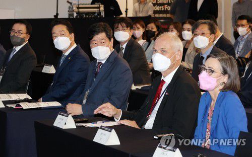 서울스마트시티 리더스포럼 개막(서울=연합뉴스) 이재희 기자 = 27일 오전 서울 중구 동대문디자인플라자에서 열린 '2022 서울스마트시티 리더스포럼' 개막식에 필라 코네사 앙테베르티 최고경영자(오른쪽부터), 아이너 옌센 주한 덴마크 대사, 김의승 서울시 행정1부시장, 김태수 서울시의회 주택공간위원회 부위원장, 조용병 신한금융지주 회장이 참석하고 있다. 2022.9.27 scape@yna.co.kr