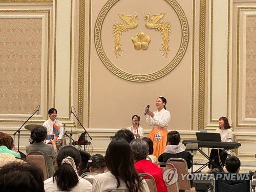 영빈관 음악회 관람하는 서울맹학교 어린이들(서울=연합뉴스) 서울맹학교 어린이들이 청와대 정기휴관일인 27일 오전 문화재청 청와대국민개방추진단의 초청으로 청와대 특별관람에 나서 영빈관에서 마련된 작은 음악회를 관람하고 있다. 2022.9.27 [문화재청 제공. 재판매 및 DB 금지] photo@yna.co.kr