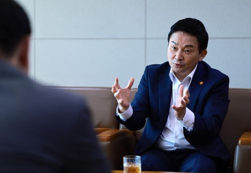 인터뷰 하는 원희룡 국토교통부 장관     (세종=연합뉴스) 홍해인 기자 = 원희룡 국토교통부 장관이 27일 정부세종청사 국토교통부에서 연합뉴스와 인터뷰를 하고 있다. 2022.9.28     hihong@yna.co.kr