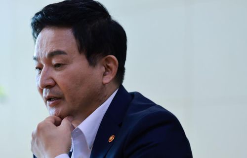 인터뷰 하는 원희룡 국토교통부 장관     (세종=연합뉴스) 홍해인 기자 = 원희룡 국토교통부 장관이 27일 정부세종청사 국토교통부에서 연합뉴스와 인터뷰를 하고 있다. 2022.9.28     hihong@yna.co.kr