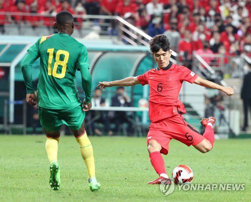 황인범 슛(서울=연합뉴스) 신현우 기자 = 27일 오후 서울 마포구 서울월드컵경기장에서 열린 한국 대 카메룬 축구 대표팀의 평가전에서 황인범이 슛을 하고 있다. 2022.9.27 nowwego@yna.co.kr