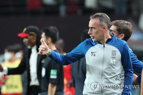 엄지손가락 치켜든 벤투 감독(서울=연합뉴스) 김주성 기자 = 파울루 벤투 축구대표팀 감독이 27일 오후 서울 마포구 서울월드컵경기장에서 열린 한국 대 카메룬의 평가전에서 1-0 승리 후 선수들을 향해 엄지손가락을 들어보이고 있다. 2022.9.27 utzza@yna.co.kr