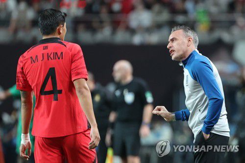 수비 지시하는 벤투 감독(서울=연합뉴스) 김주성 기자 = 파울루 벤투 축구대표팀 감독이 27일 오후 서울 마포구 서울월드컵경기장에서 열린 한국 대 카메룬의 평가전에서 김민재에게 수비 전략을 지시하고 있다. 2022.9.27 utzza@yna.co.kr