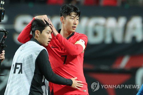 벤치 지킨 이강인 격려하는 손흥민(서울=연합뉴스) 김주성 기자 = 27일 오후 서울 마포구 서울월드컵경기장에서 열린 한국 대 카메룬 축구 대표팀의 평가전. 손흥민이 경기가 끝난 뒤 벤치를 지켰던 이강인을 안아주고 있다. 2022.9.27 utzza@yna.co.kr