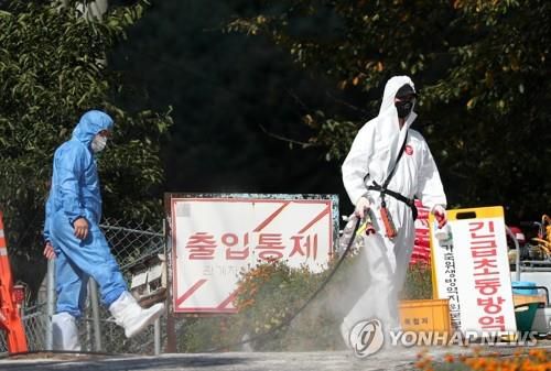 춘천서 아프리카돼지열병 잇따라 발생    (춘천=연합뉴스) 지난 20일 강원 춘천시의 한 양돈농가에서 아프리카돼지열병(ASF)이 발생해 방역 당국 관계자가 소독 작업을 하고 있다.     이 농장은 전날 ASF가 발생한 농장과 5.3 km떨어져 있다. 방역 당국은 긴급 이동 제한 조치와 함께 정밀 역학조사를 진행하고 있다.