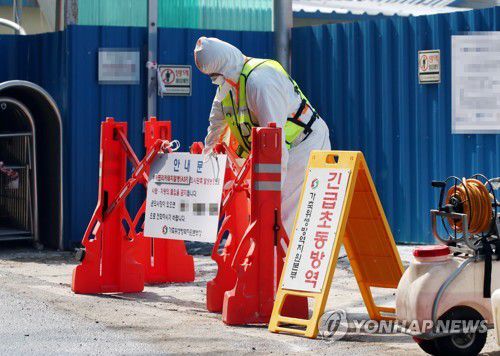 '출입 통제합니다'(김포=연합뉴스) 윤태현 기자 = 경기도 김포·파주·평택시 등 3개 농가에 아프리카돼지열병(ASF)이 발생해 방역당국에 비상이 걸린 가운데 29일 오전 아프리카돼지열병 확진 판정을 받은 경기도 김포시 모 양돈농가 앞에서 방역 당국 관계자가 출입통제 안내판을 설치하고 있다. 2022.9.29 tomatoyoon@yna.co.kr