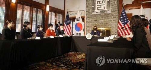 여성 대표들과 간담회 하는 해리스 부통령(서울=연합뉴스) 카멀라 해리스 미국 부통령이 29일 오후 서울 종로구 미국대사관저에서 각 분야 여성 대표와 간담회를 하고 있다. 이날 간담회에는 김정숙 한국여성정치문화연구소 회장, 김연아, 백현욱 한국여자의사회 회장, 김사과 작가, 최수연 네이버 대표, 배우 윤여정, 이소정 KBS 앵커가 참석했다. 2022.09.29 [사진공동취재단] photo@yna.co.kr