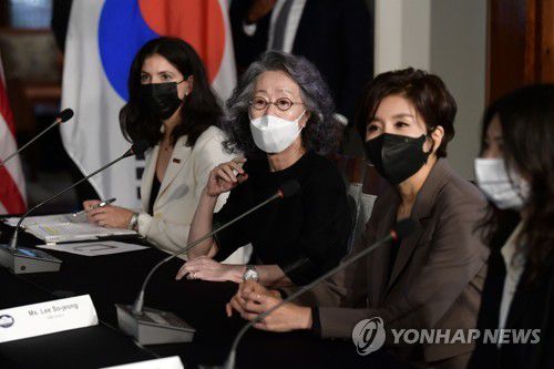 카멀라 해리스 미국 부통령과의 간담회(서울=연합뉴스) 29일 서울 중구 미국대사관저에서 열린 카멀라 해리스 미국 부통령과의 간담회에 윤여정 배우(왼쪽 두 번째부터), 이소정 KBS 앵커, 김사과 작가가 참석해 있다. 2022.9.29 [사진공동취재단] photo@yna.co.kr