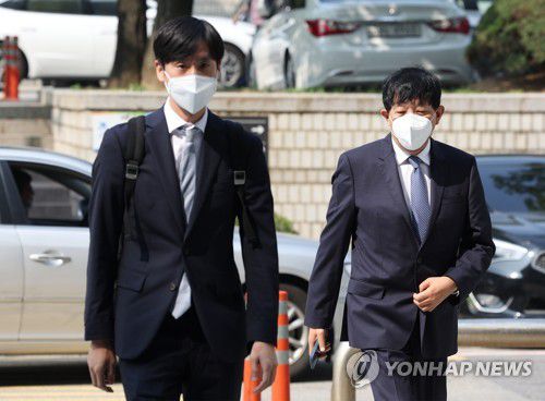 타다 전·현직 경영진, '불법콜택시' 혐의 2심도 무죄(서울=연합뉴스) 이지은 기자 =  불법 논란이 일었던 차량호출 서비스 '타다' 전·현직 경영진이 1심에 이어 항소심에서도 무죄를 선고받았다. 여객자동차 운수사업법 위반 혐의로 불구속기소 된 쏘카 이재웅 전 대표(오른쪽)와 쏘카의 자회사이자 타다 운영사인 VCNC 박재욱 대표가 29일 오후 서울 서초구 서울중앙지법에서 열린 항소심 선고 공판에 출석하기 위해 법정으로 향하고 있다. 2022.9.29 jieunlee@yna.co.kr