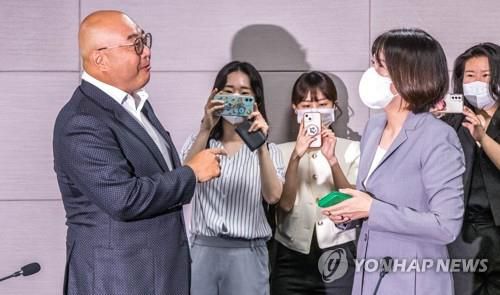 남궁훈(왼쪽) 카카오 대표와 최수연 네이버 대표[연합뉴스 자료사진. 재판매 및 DB 금지]