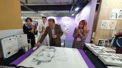 '우영우 팽나무' 웹툰 부스를 찾은 이두호 화백 [문화재청 제공. 재판매 및 DB 금지]