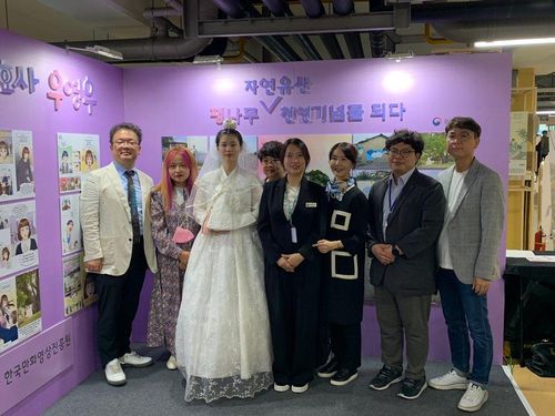 '우영우 팽나무' 웹툰 부스 현장 관계자들     (서울=연합뉴스) 김예나 기자 = 30일 경기 부천시에서 열린 '2022 부천국제만화축제' 행사장 내 문화재청 홍보·전시관에서 현장 관계자들이 기념 사진을 찍고 있다. 2022.9.30     yes@yna.co.kr