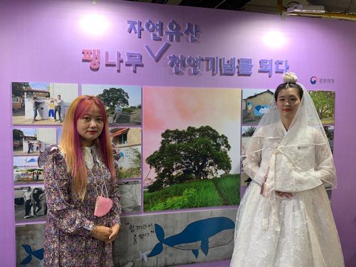 창원 북부리 마을에 '고래 벽화'를 그린 윤소정 작가    (서울=연합뉴스) 김예나 기자 = 30일 경기 부천시에서 열린 '2022 부천국제만화축제' 행사장 내 문화재청 홍보·전시관에서 창원 북부리 마을에 '고래 벽화'를 그린 윤소정 작가(왼쪽)와 '자연유산 알리미'가 기념 사진을 찍고 있다. 2022.9.30     yes@yna.co.kr