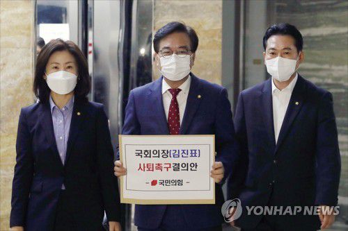 국민의힘, 김진표 국회의장 사퇴 촉구 결의안 제출(서울=연합뉴스) 하사헌 기자 = 국민의힘 송언석 원내수석부대표(가운데)와 김미애 원내대변인(왼쪽), 장동혁 원내대변인이 30일 오전 서울 여의도 국회 의안과에 김진표 국회의장 사퇴 촉구 결의안을 제출하기 위해 이동하고 있다. 2022.9.30 [국회사진기자단] toadboy@yna.co.kr