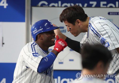 피렐라 솔로홈런(대구=연합뉴스) 황수빈 기자 = 30일 대구 삼성라이온즈파크에서 열린 프로야구 '2022 신한은행 쏠(SOL) KBO 리그' 두산 베어스와 삼성 라이온즈의 경기. 2회말 1사 상황에서 삼성 피렐라가 솔로홈런을 친 후 강민호와 함께 세리머니를 하고 있다. 2022.9.30 hsb@yna.co.kr