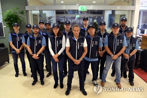 자포리자 원전으로 출발하기 직전의 라파엘 그로시 IAEA 사무총장과 직원들(EPA=연합뉴스) 라파엘 그로시 IAEA 사무총장과 직원들이 8월 29일(현지시간) 오스트리아 비엔나 국제공항에서 우크라이나 자포리자 원전 시찰을 떠나기 전 포즈를 취하고 있다. 재판매 및 DB금지.