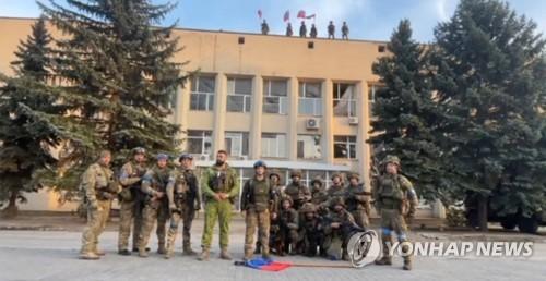 리만 점령 선언하는 우크라이나군(로이터=연합뉴스) 우크라이나군이 1일(현지시간) 리만에서 수복을 선언하고 있다. 재판매 및 DB금지.