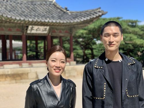 창경궁과 함께한 김다혜X황규창    (서울=연합뉴스) 김예나 기자 = 지난달 19일 서울 창경궁에서 국악 아티스트인 '김다혜X황규창'이 '아티스트가 사랑한 궁' 영상 콘텐츠를 촬영하기 전 기념 사진을 찍고 있다. 2022.9.19     yes@yna.co.kr