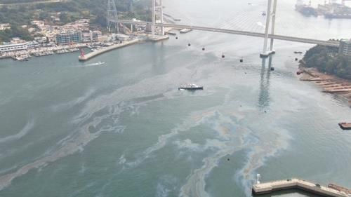 3일 여수 앞바다 해양오염[여수해양경찰서 제공. 재판매 및 DB 금지]