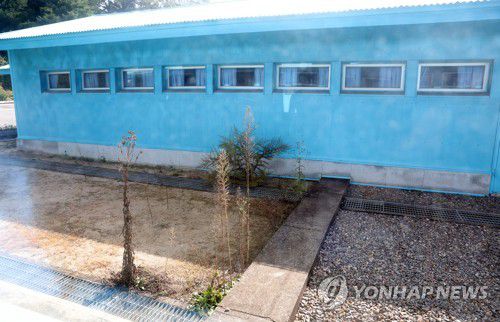 판문점에서 바라본 군사분계선 북측(서울=연합뉴스) 4일 경기도 파주시 판문점 군사정전위원회 회의실에서 바라본 군사분계선 북측에 자라난 풀들이 한동안 사람 손이 닿지 않았음을 보여주고 있다. 2022.10.4 [사진공동취재단] photo@yna.co.kr