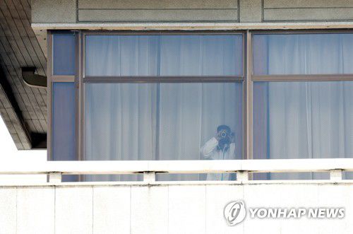 쌍안경 든 북한군(서울=연합뉴스) 4일 경기도 파주시 판문점 내 북측 판문각 창문에서 북한군이 남측을 향해 쌍안경을 들고 있다. 2022.10.4 [사진공동취재단] photo@yna.co.kr