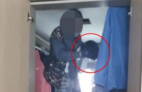 드레스룸 천장에서 발견된 인분(빨간색 원)  아파트 주민 제공. 재판매 및 DB 금지.