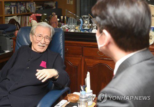 안철수 의원 만난 김동길 연세대 명예교수[연합뉴스 자료사진]