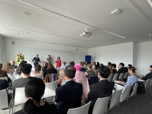 베를린자유대에서 새내기 대상 강연하는 권영세 통일부 장관(베를린=연합뉴스) 이율 특파원 = 권영세 통일부 장관이 4일 베를린 자유대에서 역사문화학부와 한국학과 새내기 등을 대상으로강연하고 있다. 2022.10.4