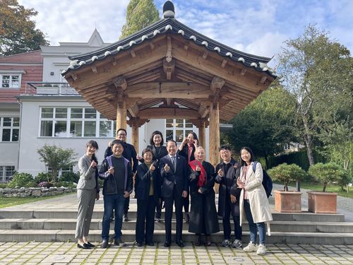 베를린자유대 한국학과와 권영세 통일부 장관(베를린=연합뉴스) 이율 특파원 = 권영세 통일부 장관이 4일 베를린 자유대에서 한국학과 관계자들과 기념사진을 찍고 있다. 2022.10.4