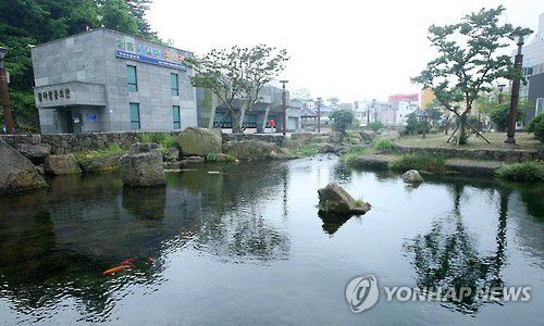 제주 물사랑 홍보관(제주=연합뉴스) 제주물사랑홍보관의 모습. 물사랑홍보관은 1953년 제주도 상수도 역사가 시작된 금산수원지를 최근 리모델링 한 곳으로, 물의 생성과정과 제주의 독특한 물 문화를 보여준다. [연합뉴스 자료사진]